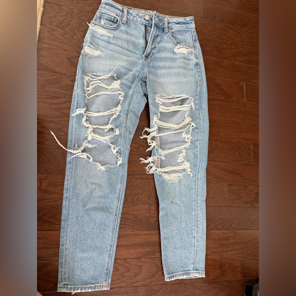 00 American Eagle ripped jeans